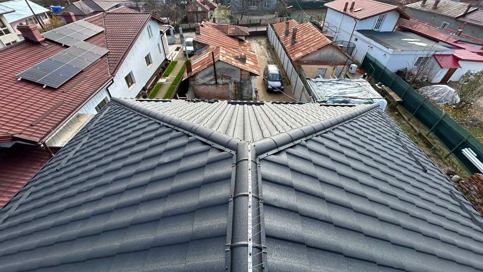 Acoperiș modern din țiglă metalică montat profesional